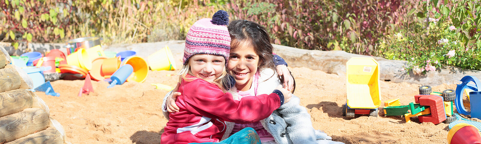 Kinder im Sandkasten